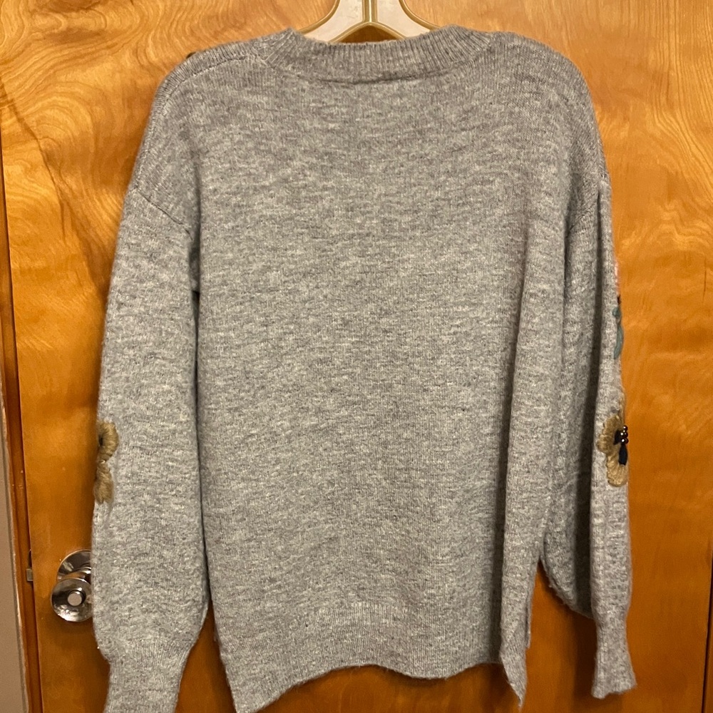 VINTAGE CONCEPT. Gray Sweater with Colorful Floral Accents. Size M. PRETTY! - Picture 7 of 10